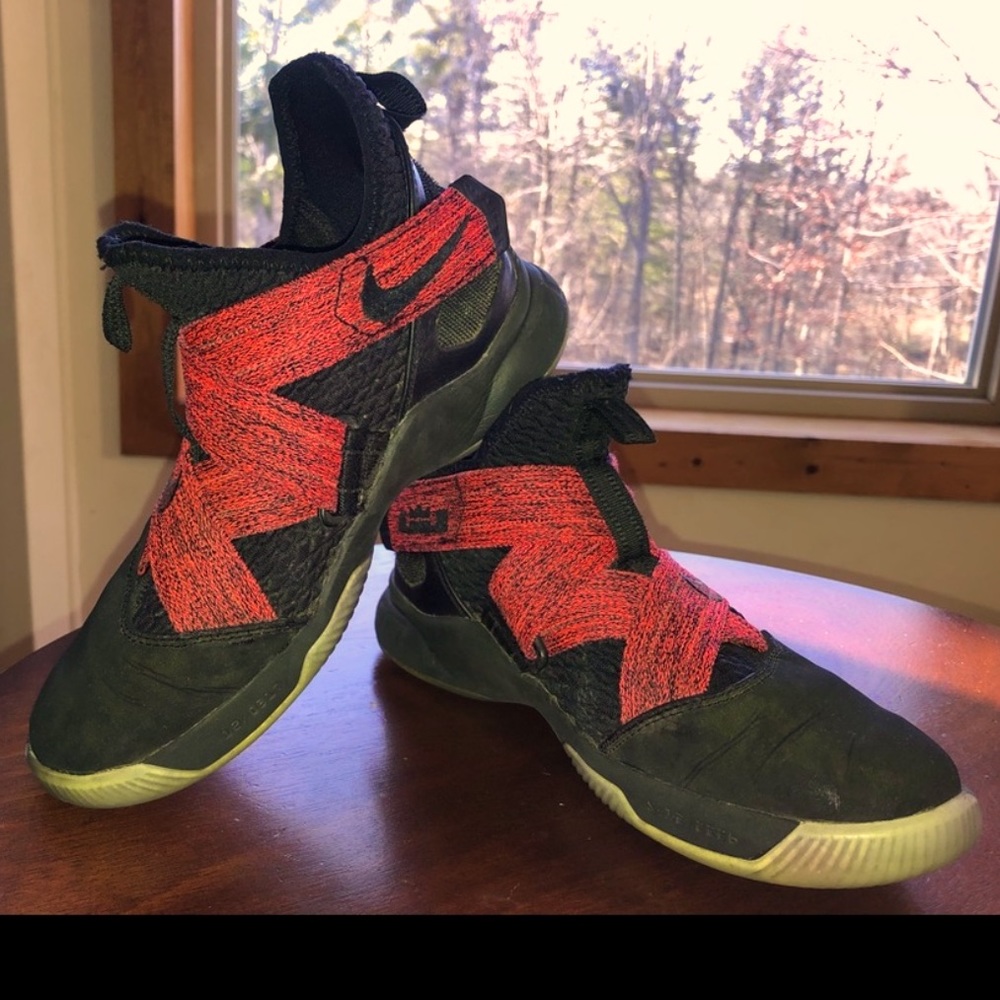 Nike LeBron Soldier XII Basketball Shoe size 4.5Y - Picture 2 of 8